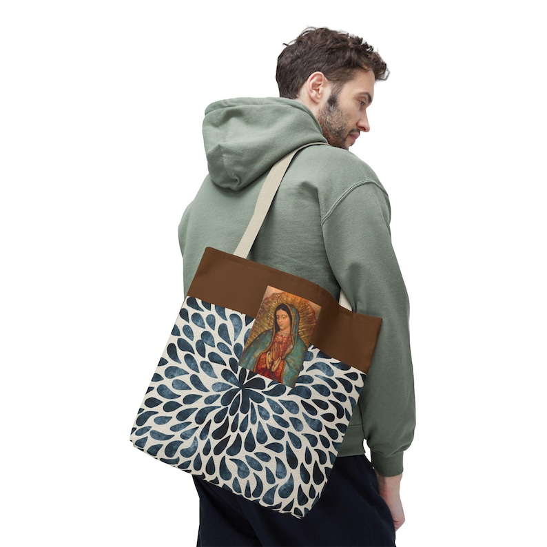 Vår Fru av Guadalupe-tygväska | Handmålad katolsk lookbook och resväska bild 14