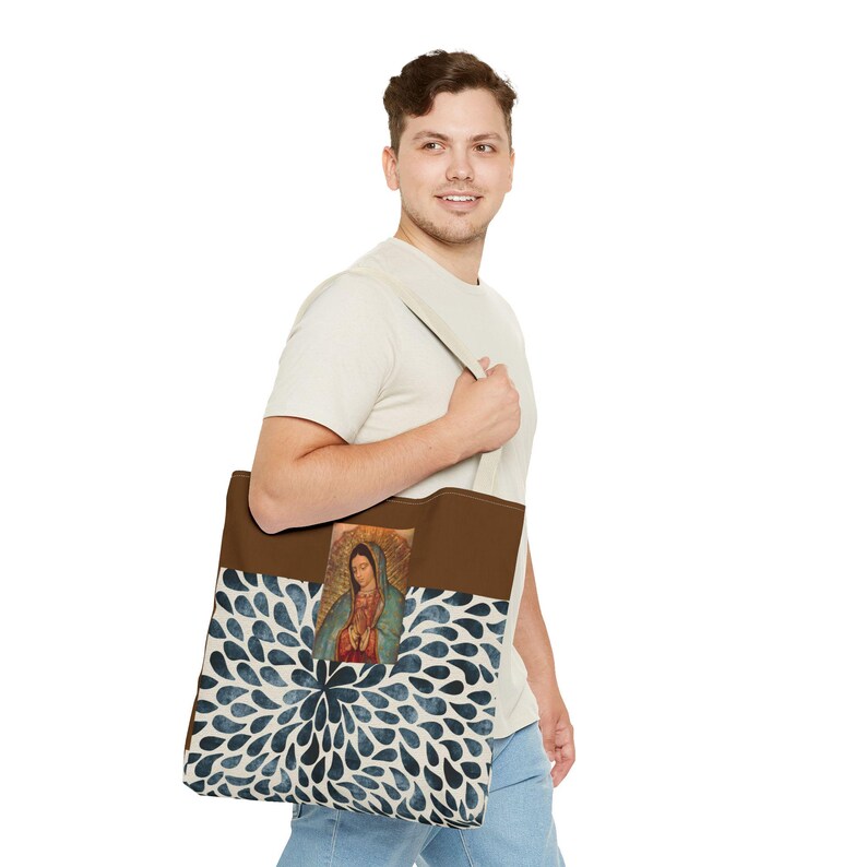 Vår Fru av Guadalupe-tygväska | Handmålad katolsk lookbook och resväska bild 19