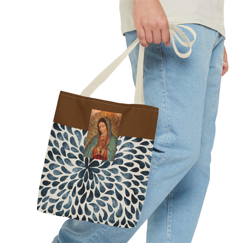Vår Fru av Guadalupe-tygväska | Handmålad katolsk lookbook och resväska bild 3