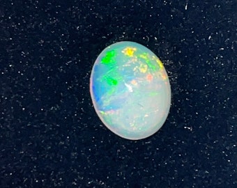 Cabochon di opale etiope tagliato in casa