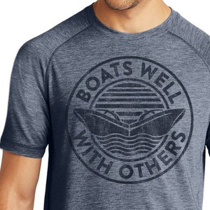 Boats Well With Others Funny Boating T-Shirt For Men & Women Funny Boater Gift Funny Boat Shirts Gifts For Boat Owners Men's Heather Navy