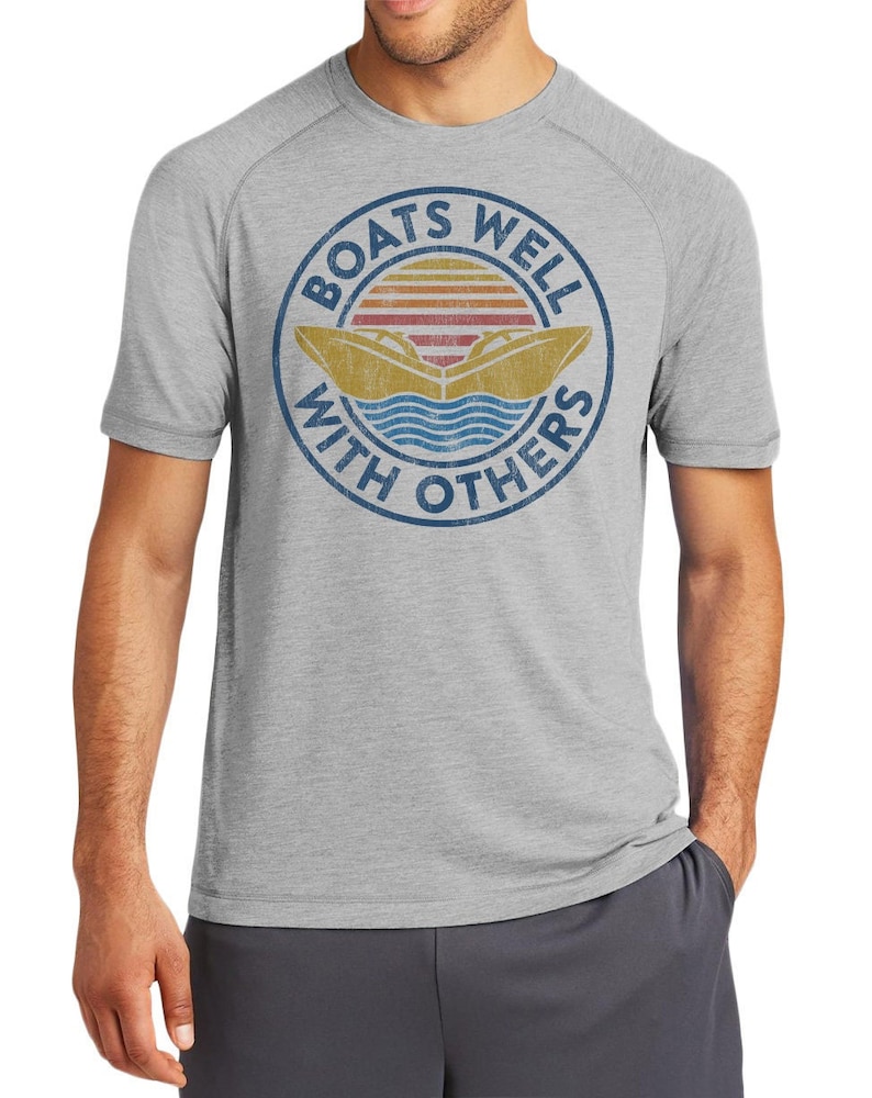 Boats Well With Others Funny Boating T-Shirt For Men & Women Funny Boater Gift Funny Boat Shirts Gifts For Boat Owners Men's Light Gray