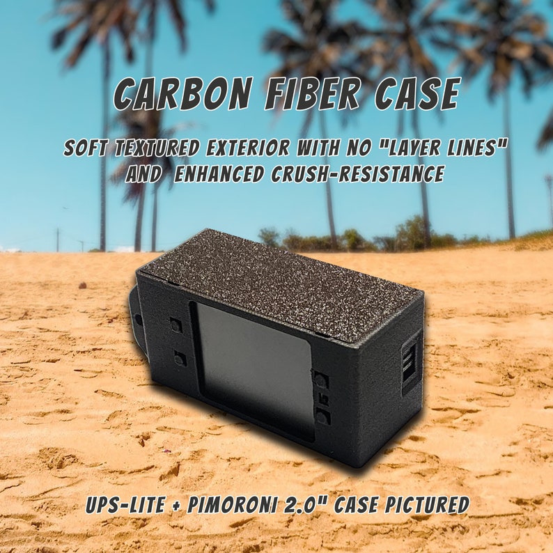 Pode incluir: Uma caixa preta de fibra de carbono para um pequeno dispositivo eletr&ocirc;nico. A caixa tem um exterior texturizado e o texto "UPS-LITE + PIMORONI 2.0" CASE PICTURED" est&aacute; impresso na parte inferior.
