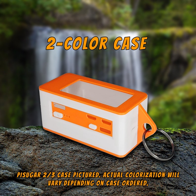 Pode incluir: Uma caixa de dois tons, laranja e branco, com uma janela transparente e um chaveiro. A caixa &eacute; etiquetada com "2-COLOR CASE" e "PISUGAR 2/3 CASE PICTURED. ACTUAL COLORIZATION WILL VARY DEPENDING ON CASE ORDERED."