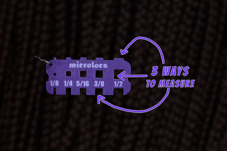 Pu&ograve; includere: Strumento in plastica viola con il testo "microloes" e segni per misurare in frazioni di pollice: 1/8, 1/4, 5/16, 3/8, 1/2. Il testo "3 WAYS TO MEASURE" &egrave; scritto in viola accanto allo strumento.