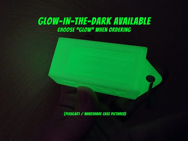 Pode incluir: Uma caixa verde que brilha no escuro para um computador Raspberry Pi. A caixa &eacute; feita de pl&aacute;stico e tem um pequeno furo para um chaveiro. O texto "GLOW-IN-THE-DARK AVAILABLE CHOOSE "GLOW" WHEN ORDERING (PISUGAR1 / WAVESHARE CASE PICTURED)" &eacute; vis&iacute;vel na imagem.