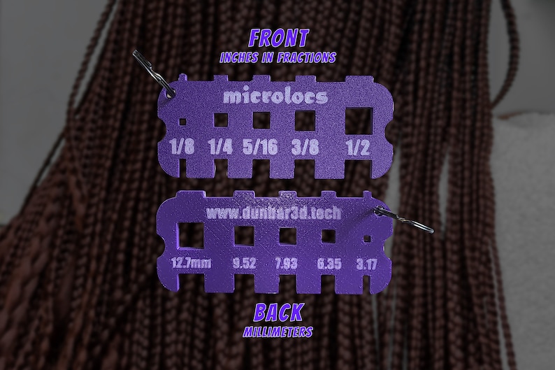 Pu&ograve; includere: Calibro in plastica viola con un anello portachiavi. Il lato anteriore presenta il testo "microlocs" e mostra le misure in frazioni di pollice: 1/8, 1/4, 5/16, 3/8 e 1/2. Il lato posteriore presenta il testo "www.dunbar3d.tech" e mostra le misure in millimetri: 12,7 mm, 9,52, 7,93, 6,35 e 3,17.