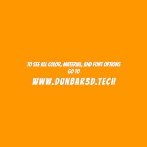 Pode incluir: Fundo laranja com texto branco que diz "Para ver todas as op&ccedil;&otilde;es de cor, material e fonte, v&aacute; para www.dunbar3d.tech"