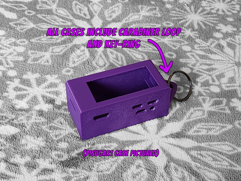 Pode incluir: Estojo roxo com um chaveiro e um mosquet&atilde;o. O estojo tem recortes para bot&otilde;es e portas.  "ALL CASES INCLUDE CARABINER LOOP AND KEY-RING" e "(PISUGAR1 CASE PICTURED)" est&atilde;o escritos na imagem.