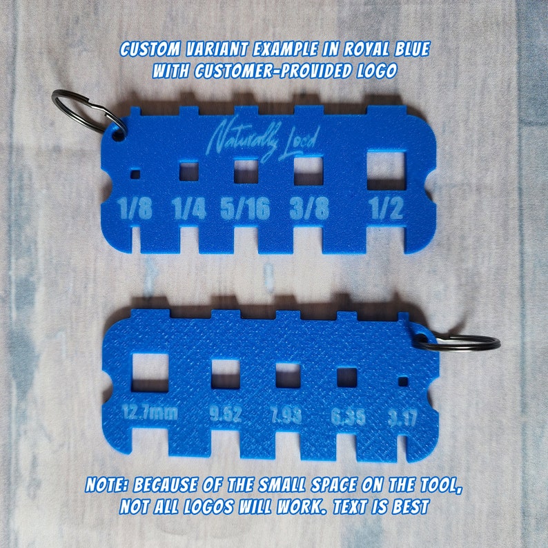 Pu&ograve; includere: Uno strumento in plastica blu reale con un anello portachiavi. Lo strumento ha una serie di fori quadrati di diverse dimensioni, etichettati con frazioni di pollice. Lo strumento ha anche una serie pi&ugrave; piccola di fori quadrati etichettati con misure in millimetri. Lo strumento &egrave; etichettato "Naturally Jord" e ha il testo "CUSTOM VARIANT EXAMPLE IN ROYAL BLUE WITH CUSTOMER-PROVIDED LOGO". Il testo "NOTE: BECAUSE OF THE SMALL SPACE ON THE TOOL, NOT ALL LOGOS WILL WORK. TEXT IS BEST" &egrave; anche incluso.