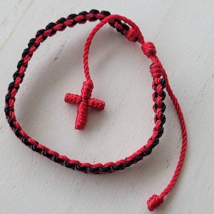 The Mia Paracord Armband, geflochtenes Armschmuck, Paracord Armband, geflochtenes Armband mit Kreuz, StringNBeads, Nylon Armband, String Schmuck