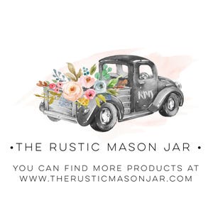 Pu&ograve; includere: Un camioncino vintage nero con un cassone in legno pieno di fiori colorati. Il camioncino ha uno sfondo bianco con un effetto acquerello. Il testo "THE RUSTIC MASON JAR" &egrave; sotto il camioncino. Il testo "YOU CAN FIND MORE PRODUCTS AT WWW.THERUSTICMASONJAR.COM" &egrave; sotto il testo.