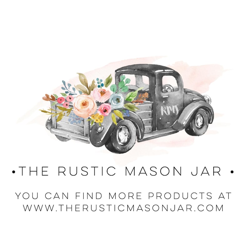 Pu&ograve; includere: Un camioncino vintage nero con un cassone in legno pieno di fiori colorati. Il camioncino ha uno sfondo bianco con un effetto acquerello. Il testo "THE RUSTIC MASON JAR" &egrave; sotto il camioncino. Il testo "YOU CAN FIND MORE PRODUCTS AT WWW.THERUSTICMASONJAR.COM" &egrave; sotto il testo.