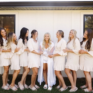 Bridesmaid Robes for Bridesmaid Gifts for Bridal Party Personalized Wedding Robes for Bride Bridesmaid Proposal Gift for her- (Ruffle Robe)