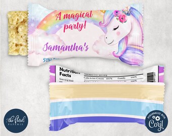 Può includere: Un involucro bianco e rosa per un dolcetto, come un Rice Krispies Treat, con un disegno di un unicorno bianco e rosa con criniera e coda arcobaleno. Il testo sull'involucro è "A magical party! Samantha's 5th Birthday". L'involucro ha un'etichetta di informazioni nutrizionali sul retro.