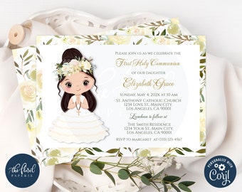Peut inclure: Invitation à la première communion avec un design floral aquarelle dans des tons de vert et de blanc. L'invitation présente une illustration de dessin animé d'une fille en robe blanche avec une couronne de fleurs, priant les mains jointes. Le texte indique "Première communion de notre fille Elizabeth Grace" et comprend la date, l'heure et le lieu de l'événement.