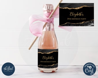 Może przedstawiać: Miniaturowa butelka szampana w kolorze czarnym i złotym z etykietą z napisem "Elizabeth's 18th Birthday Party". Butelka jest przewiązana różową wstążką i drewnianym patyczkiem.