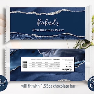 Op de afbeelding: Chocoladereepverpakking met een marineblauw en zilver ontwerp. De verpakking leest "Richard's 40th Birthday Party" in witte letters. De onderkant van de verpakking zegt "will fit with 43.7g chocolate bar".