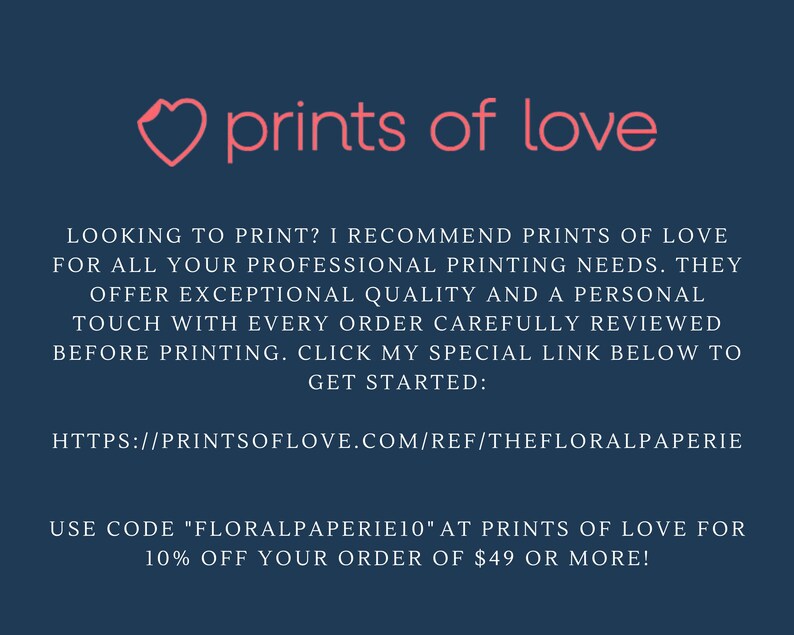 Może przedstawiać: R&oacute;żowe logo w kształcie serca z tekstem "prints of love" w kolorze czarnym. Tekst pod logo brzmi: "LOOKING TO PRINT? I RECOMMEND PRINTS OF LOVE FOR ALL YOUR PROFESSIONAL PRINTING NEEDS. THEY OFFER EXCEPTIONAL QUALITY AND A PERSONAL TOUCH WITH EVERY ORDER CAREFULLY REVIEWED BEFORE PRINTING. CLICK MY SPECIAL LINK BELOW TO GET STARTED: HTTPS://PRINTSOFLOVE.COM/REF/THEFLORALPAPERIE USE CODE "FLORALPAPERIE10" AT PRINTS OF LOVE FOR 10% OFF YOUR ORDER OF 49&euro; OR MORE!"