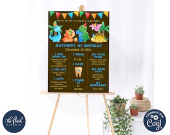 Puede incluir: Un cartel de hitos del primer cumpleaños de color marrón y verde con temática de dinosaurios con una ilustración de dinosaurio de dibujos animados. El cartel incluye el nombre del niño, Matthew, y detalles sobre su nacimiento, peso, altura, comidas favoritas y juguetes. El texto dice "Stomp, Chomp & Roar Like a Dinosaur".