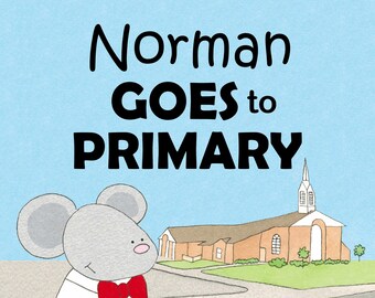 Könnte beinhalten: Eine graue Maus mit einem weißen Hemd und einer roten Schleife geht auf ein Backsteingebäude mit einem Kirchturm zu. Der Text "Norman Goes to Primary" ist in schwarzen Buchstaben auf hellblauem Hintergrund geschrieben.