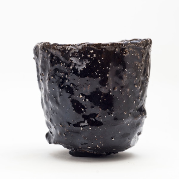 Chawan 14, schwarze Raku-Schale, aus Holz gebrannt.