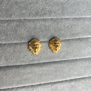 Gold Löwenkopf Ohrstecker: Safari Tier Schmuck