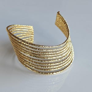 Manchette en or texturé à plusieurs fils | Bracelet tendance ajustable fait main | Bijoux bohèmes élégants pour femme