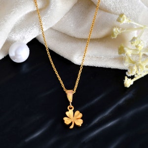 Dainty Leaf Necklace, Sterling Silver Leaf Pendant, Leaf Necklace, Leaf Pendant, Nature Inspired Jewelry, Clover leaf necklace in Gold.