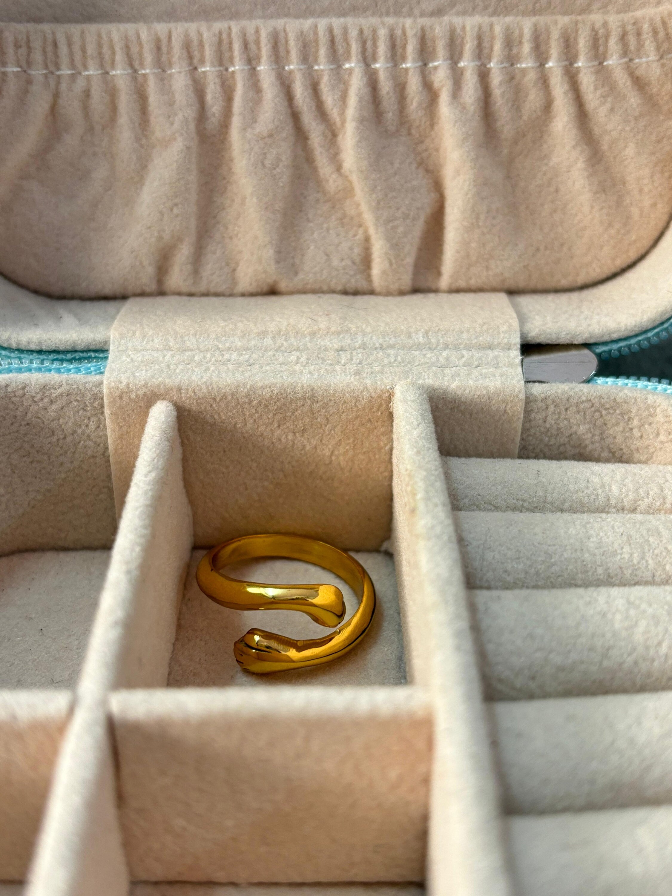 Anello Apercruso Martellato Placcato Oro 18k Per Donna – Gioiello A Nastro Spesso, Ipoallergenico, Impilabile