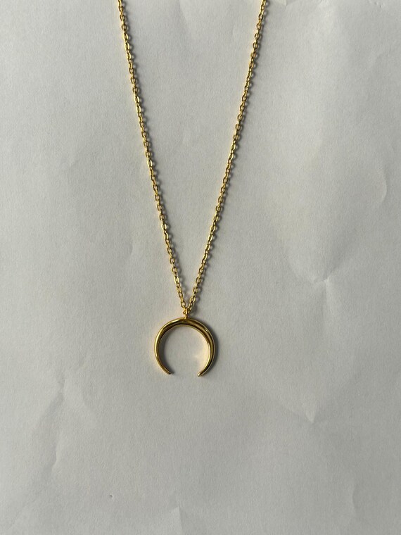 Pendentif fantaisie demi-lune, collier plaqué or 18 carats