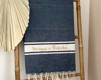 Embroidered fouta to offer to your friends and guests during your bachelorette party and wedding. Personalize them with the message, first name and/or date of your choice.