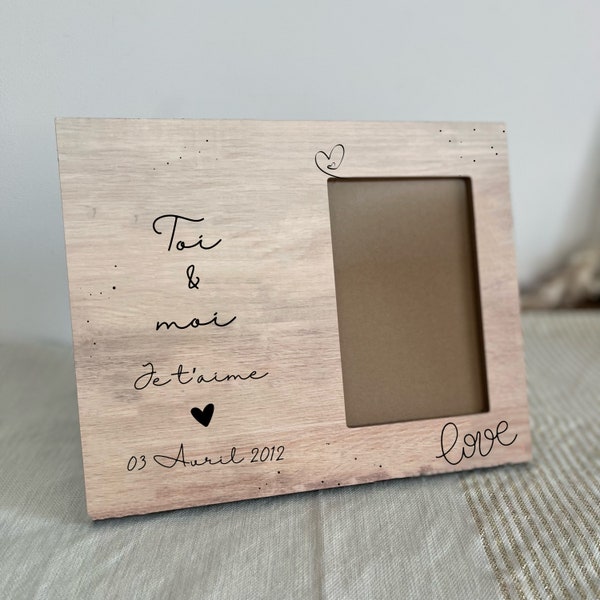 Cadre photo personnalisé en bois avec message et prénom(s) aux choix pour gâter votre mari et femme ou partenaire à la Saint-Valentin