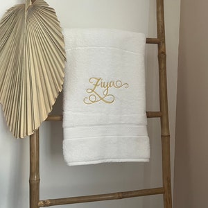 Grande serviette de bain brodée pour cadeau invité à personnaliser avec le prénom ou surnom de votre choix. image 1