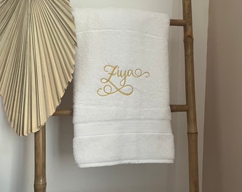 Grande serviette de bain brodée pour cadeau invité à personnaliser avec le prénom ou surnom de votre choix.