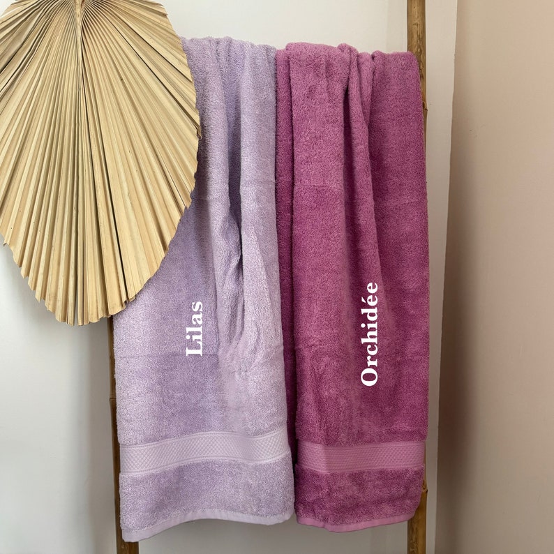 Grande serviette de bain brodée pour cadeau invité à personnaliser avec le prénom ou surnom de votre choix. image 7