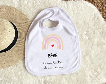 Bavoir bébé à personnalisé et à offrir pour l’occasion de votre choix. Un cadeau de naissance idéal qui fera plaisir avec le prénom de bébé