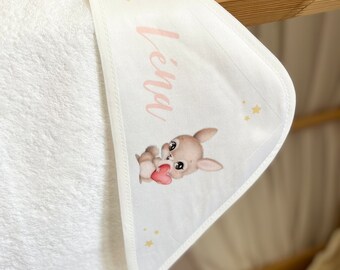 Personalisierter Babybadeumhang mit dem Namen Ihrer Wahl für das originelle Geburtsgeschenkideenmodell Lapine und ihr rotes Herz