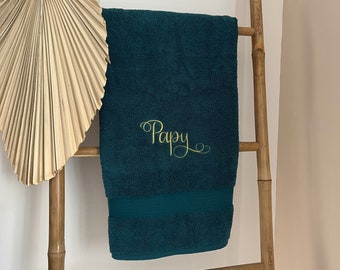 Grande serviette de bain brodée pour cadeau invité à personnaliser avec le prénom ou surnom de votre choix.