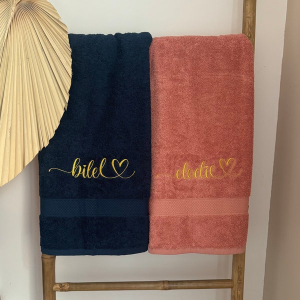 Grande serviette de bain brodée pour offrir un joli cadeau à la Saint-Valentin et à personnaliser avec le prénom ou surnom de votre choix.