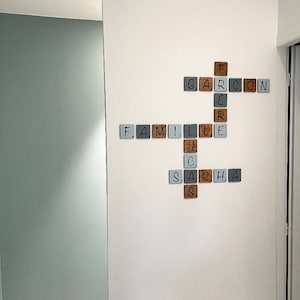 Decoración de letras Scrabble para personalizar. Letras gigantes de madera con los nombres y palabras de tu elección para la familia.
