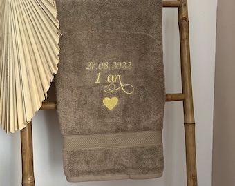 Grande serviette de bain brodée pour cadeau invité à personnaliser avec le prénom ou surnom de votre choix.