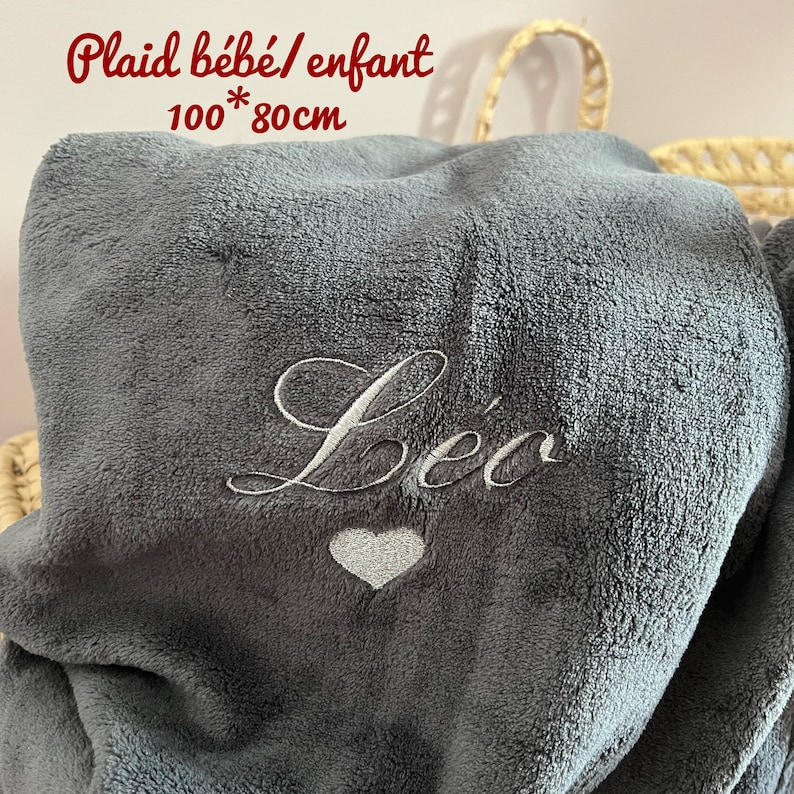 Couverture douce à personnaliser avec le prénom du bébé ou de lenfant de votre choix. Un beau et grand plaid qui tiendra bien chaud Anthracite