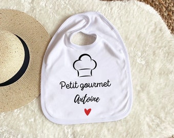 Bavoir bébé à personnalisé et à offrir pour l’occasion de votre choix. Un cadeau de naissance idéal qui fera plaisir avec le prénom de bébé