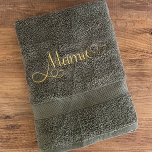 Grande serviette de bain brodée pour cadeau invité à personnaliser avec le prénom ou surnom de votre choix. image 2