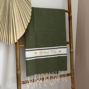 Fouta colorée et brodée à offrir aux Mamie, Maman, Maîtresse et nounou avec le message personnalisé de votre choix