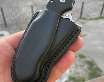 ポケット クリップのない Spyderco Para 3 ナイフ用の成型レザー シース。