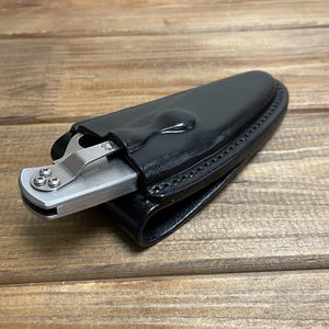 Spyderco Police vertical leather sheath , case with belt loop.