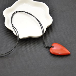 Collar con colgante de corazón grande y afilado con piedras preciosas naturales de cristal. Colgante de corazón con piedra en un cordón encerado totalmente ajustable. Joyería de piedras preciosas de cristal.