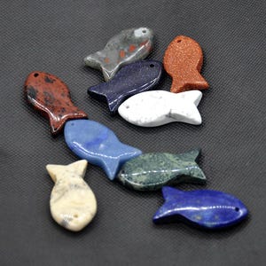 Kristallfiskhänge, naturlig ädelstensfiskhalsband, fisksnidningshängen, present till simmare, Reiki healing bulkpolerad